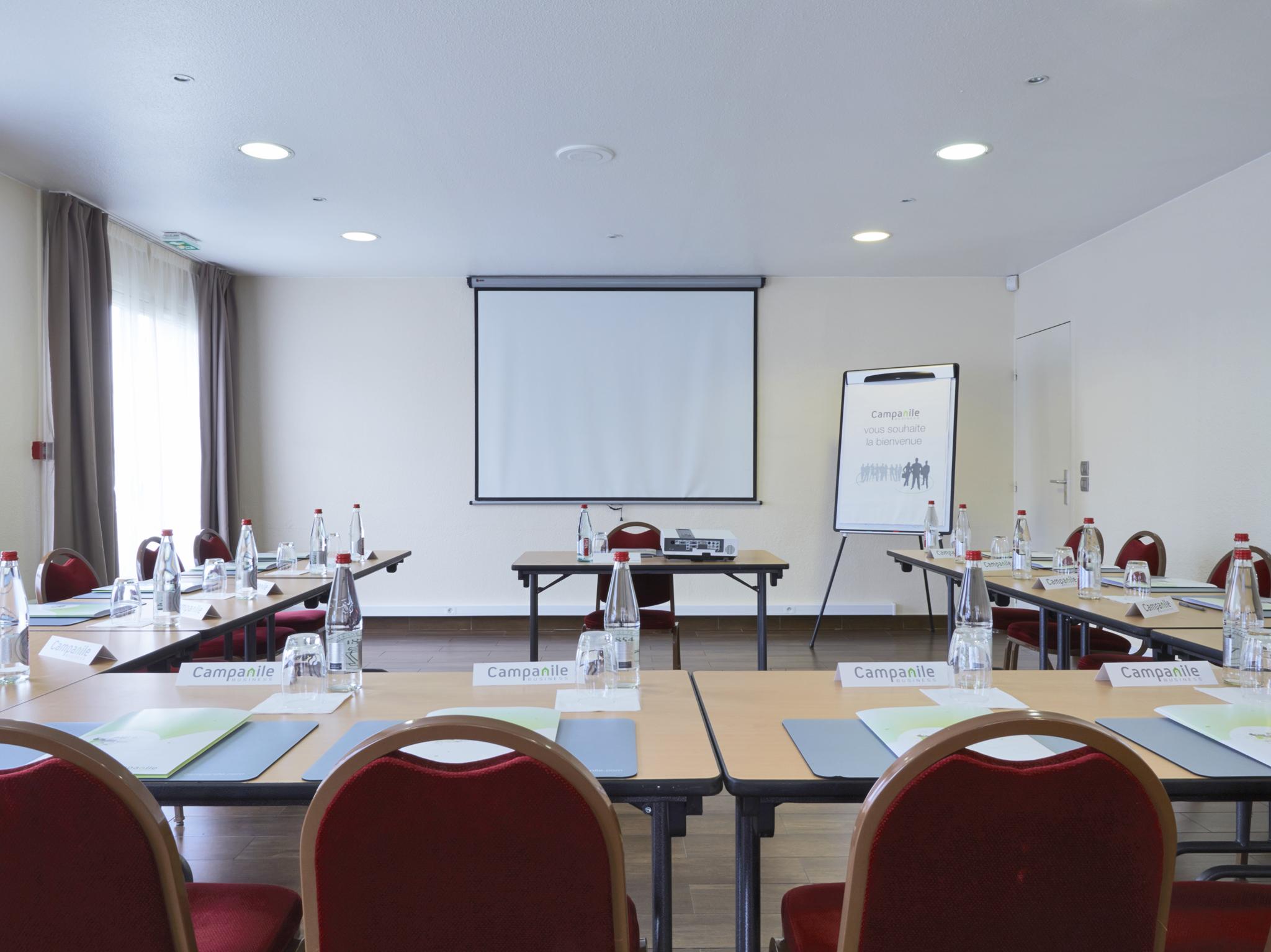 Campanile Lille - Seclin Hotel Bagian luar foto